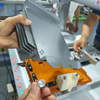 Equipo de destornillador de motor servo de alta precisión con mecanismo de alimentación de tornillo automático dual y cabezales de controlador gemelo para aplicaciones de fijación industrial en entornos de fábrica
