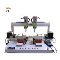Equipo de destornillador de motor servo de alta precisión con mecanismo de alimentación de tornillo automático dual y cabezales de controlador gemelo para aplicaciones de fijación industrial en entornos de fábrica