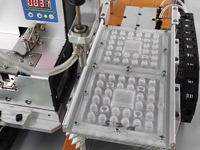 Sujete el tornillo para la luz del panel