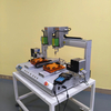 Equipo de destornillador de motor servo de alta precisión con mecanismo de alimentación de tornillo automático dual y cabezales de controlador gemelo para aplicaciones de fijación industrial en entornos de fábrica