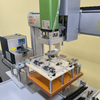 Robot atornillador de doble servo de escritorio personalizado; atornilladora de alta velocidad y doble estación para carcasas de plástico de control remoto de pequeños electrodomésticos; Máquina atornilladora de PCB.