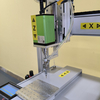 Máquina de fijación de tornillos de doble estación Robot destornillador automático de servo dual para arandela de pared Farola Placa de aluminio Bloqueo antideformación