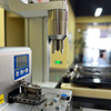 Máquina de bloqueo de tornillo automático de escritorio de alta precisión con conjunto de lavadora, equipo de fijación de tornillo de alimentación automático para electrónica