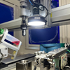 Máquina ensambladora de insertos roscados completamente automática con inspección visual CCD, alimentación automática, apriete de precisión con verificación de asiento y tapa de ensamblaje antidesalineación/antideformación.