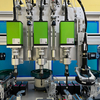 Máquina de ensamblaje de insertos de rosca de visión de 3 cabezales de pórtico, máquina automática de inserción de helicoil para fundición a presión de nueva energía